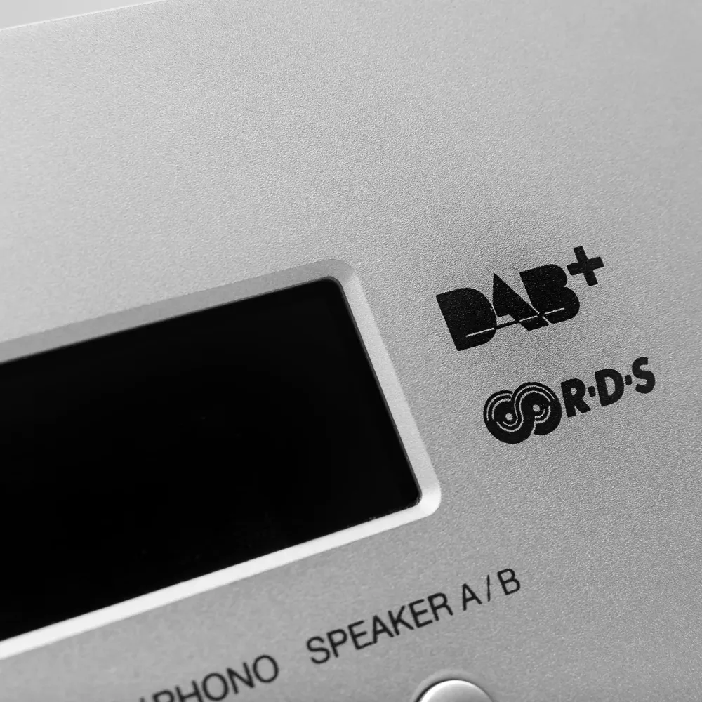 Cambridge-AX-R100D-detail-display