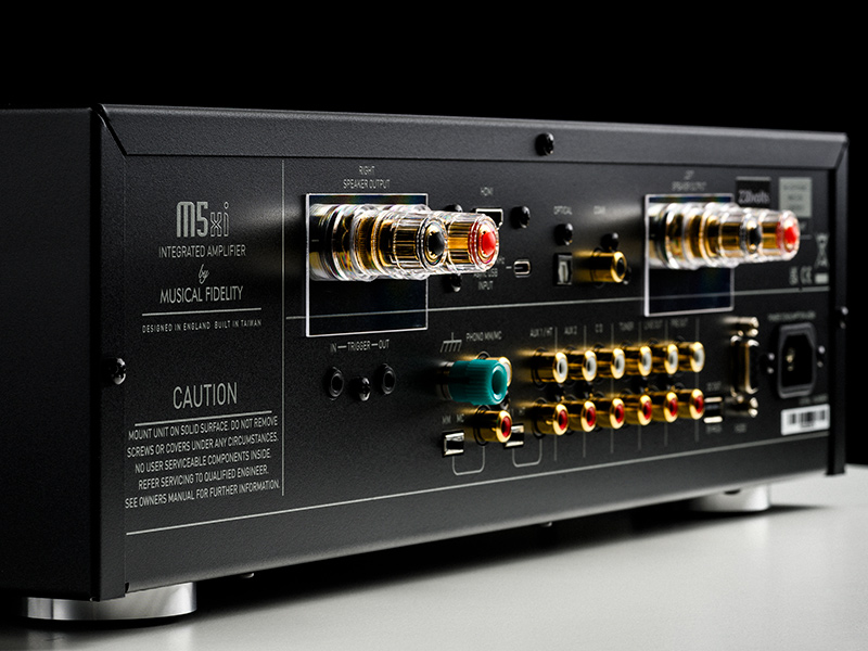 Musical-Fidelity_M5xi_detail-back Musical FIdelity M5xi particolare vista posteriore